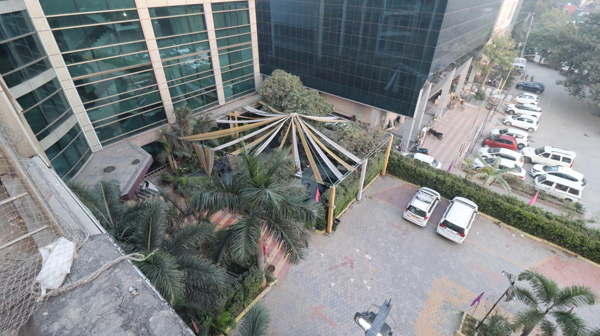 Skycity Hotel Gurgaon Exterior photo